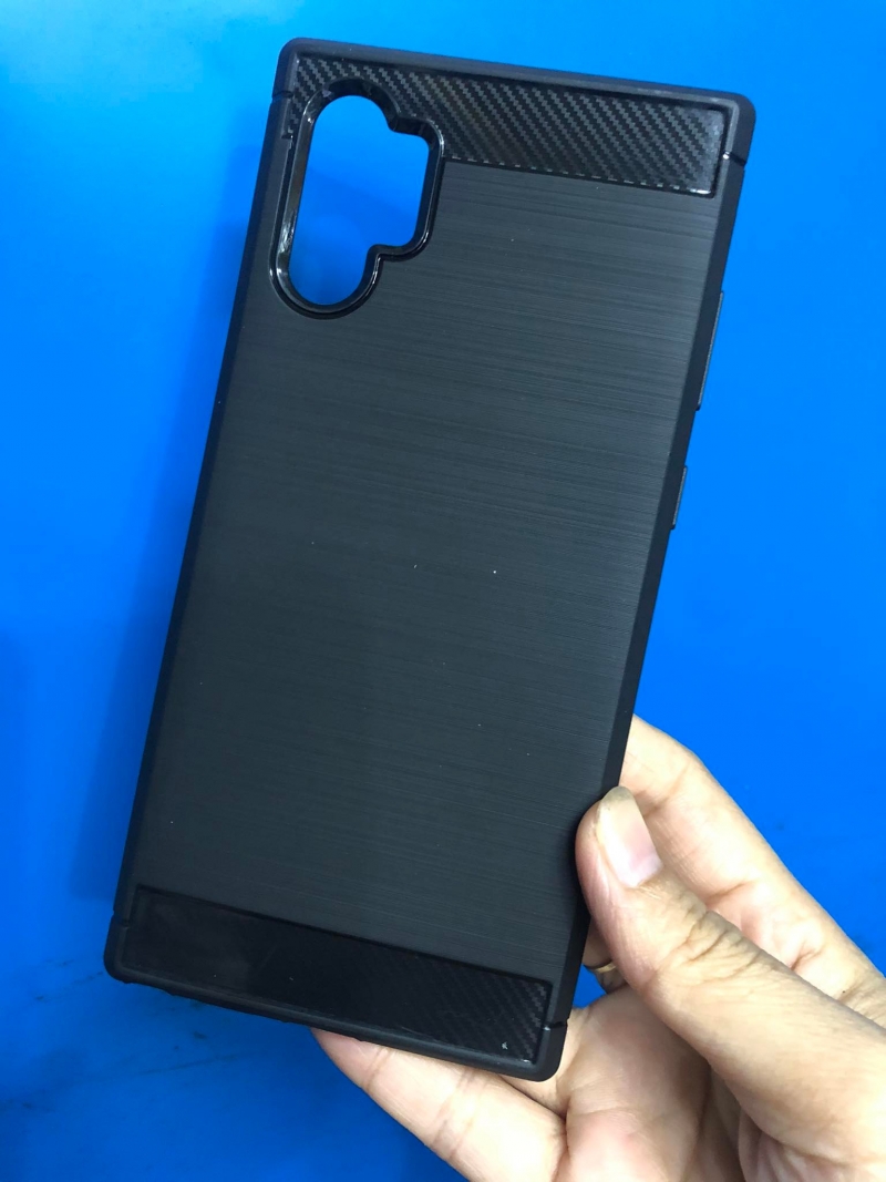 Ốp Lưng Samsung Galaxy Note 10 Plus Chống Sốc Dạng Carbon Hiệu Likgus được làm bằng chất liệu TPU mền giúp bạn bảo vệ toàn diện mọi góc cạnh của máy rất tốt lớp nhựa này khá mỏng bên ngoài kết hợp thêm bên trên và dưới dạng carbon